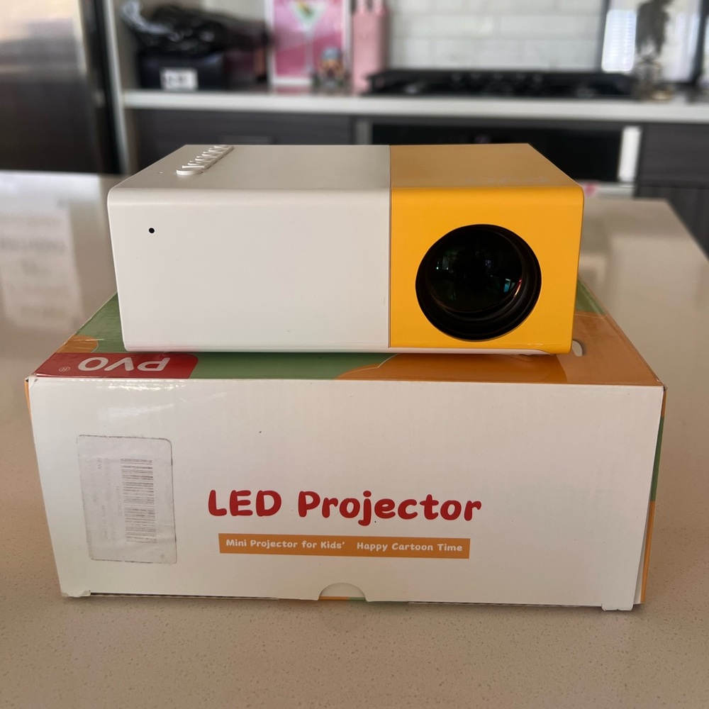 LED Projector (Bluetooth and wireless compatible) - Picture 3 of 5
